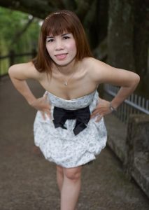 爬山喜欢穿短裙的王翠嫂，后面跟了好几个老头，嘿嘿