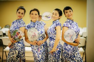 何姐和她的朋友们统一身着青花瓷旗袍排练