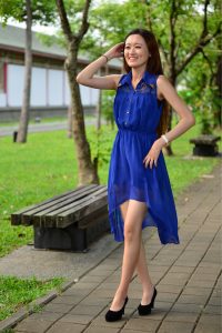 在公园给一位长发姐姐拍照美腿发亮涂了某种液体