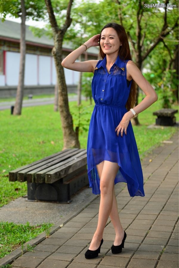 在公园给一位长发姐姐拍照美腿发亮涂了某种液体[第35张/共65张]