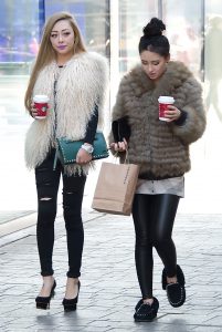 早晨有时间化妆，没时间吃早饭的两位美少女