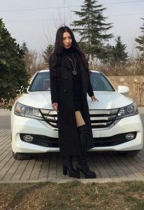 小姐姐好诱人，车内秀皮靴美腿