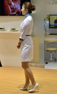 展会上性感工作人员，这魔鬼身材堪比模特了