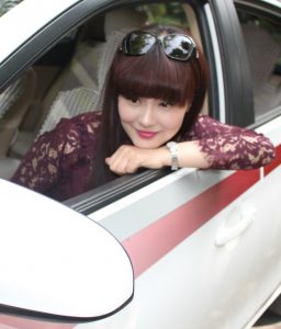 性感的长发嫂子在私家车旁边拍的生活照