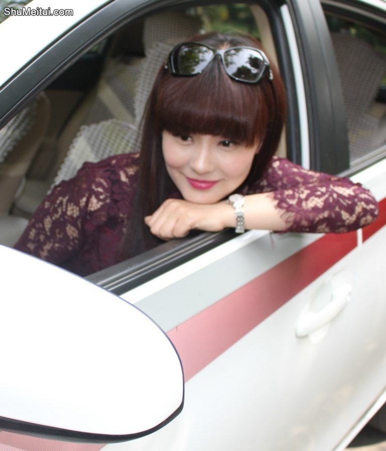 性感的长发嫂子在私家车旁边拍的生活照[第9张/共13张]