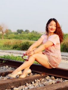 成熟气质姐姐在市郊外拍照片,她有一双丰满玉腿