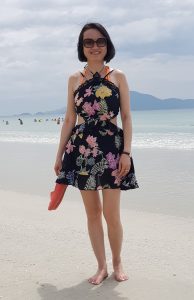 在海边光着脚玩水的熟妇