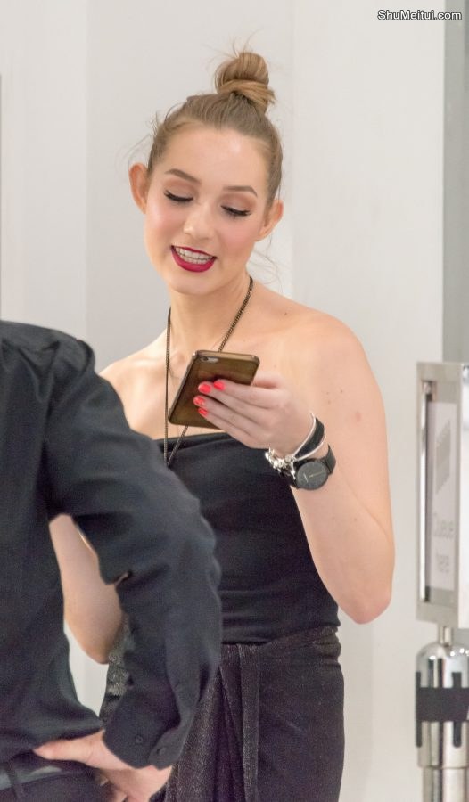 高挑模特和他的助手，我感觉这个模特是俄罗斯的[第1张/共5张]