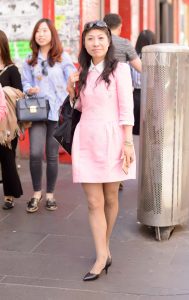 据说这位熟妇大姐是社区的一枝花，老头知己一大帮的