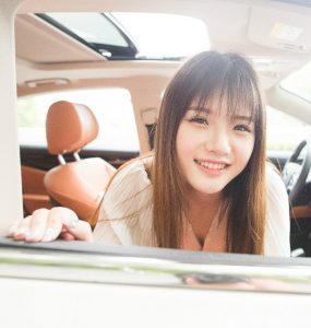 清纯甜美大美女也来媳妇车模了，真是靓呀