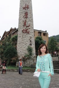 出水芙蓉般的美妇清新装扮游古镇