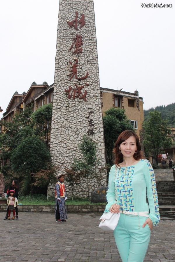 出水芙蓉般的美妇清新装扮游古镇[第7张/共12张]