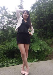 保养不赖的熟妇魏大姐携小公主出境，点个赞