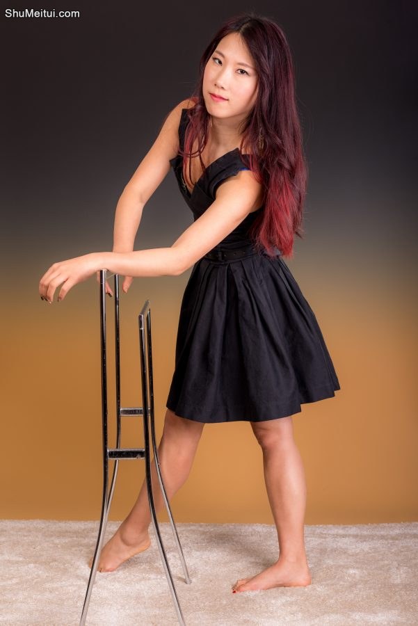 活力四射的熟妇辛迪，影棚内穿细高跟鞋拍写真[第18张/共19张]