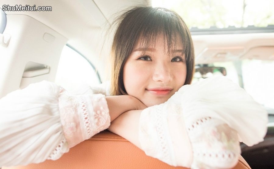 清纯甜美大美女也来媳妇车模了，真是靓呀[第11张/共32张]