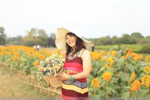 心情很好的性感阿姨在向日葵地里拍照片