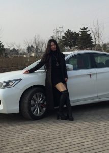 小姐姐好诱人，车内秀皮靴美腿