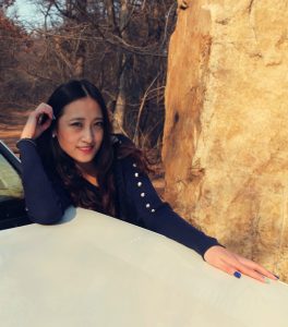 戴眼镜穿短靴的熟女，真是个迷人的妖精了