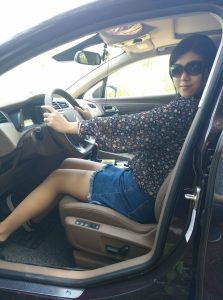 碎花短裙长腿美女保养得真不赖，兄弟们讨论讨论