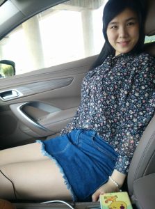 碎花短裙长腿美女保养得真不赖，兄弟们讨论讨论