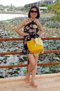 在海边光着脚玩水的熟妇