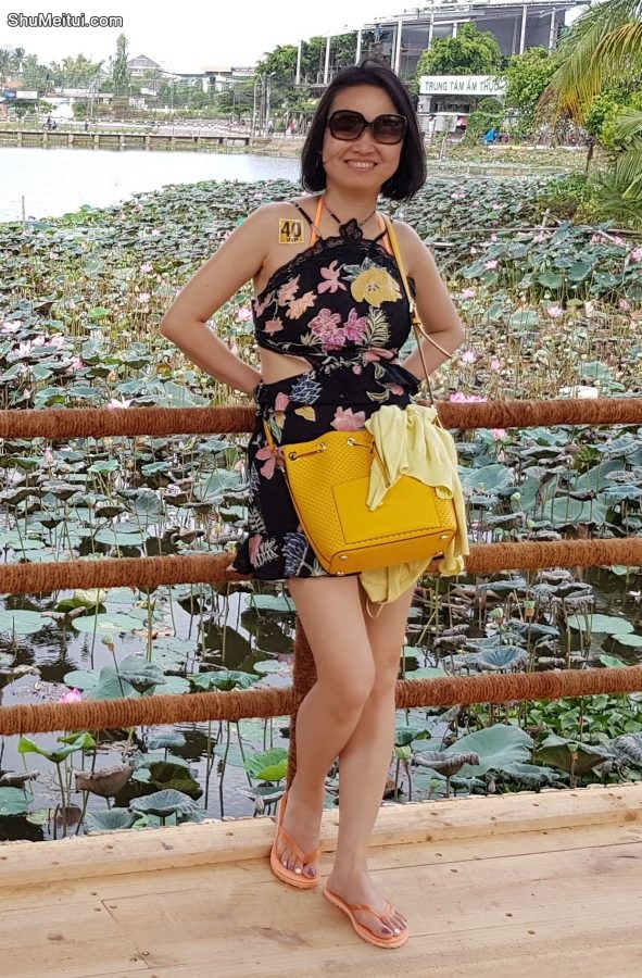 在海边光着脚玩水的熟妇[第11张/共12张]