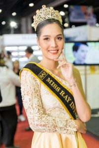 展会上的选美小姐，知性漂亮魅力十足