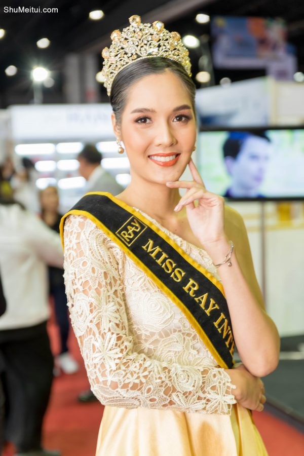 展会上的选美小姐，知性漂亮魅力十足[第2张/共4张]