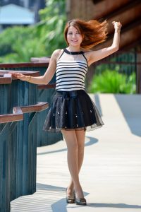 穿肉丝袜的翠嫂美腿吸引摄影师拍了超多照片