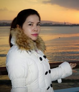 性感美妇王翠嫂来到海边浪一圈，有粉丝吗