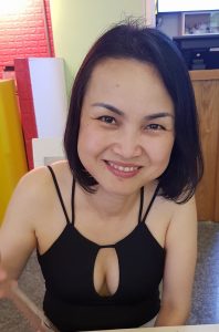 人妻美雅的上衣胸前开口露沟