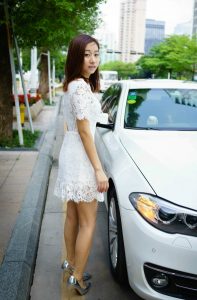 宝马年轻美妇小柯当车模来喽，不差钱就图上个镜