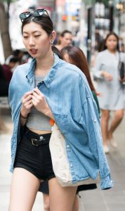 拍到一个韩国性感长腿妹子，这双大长腿呀晃得我眼都花了