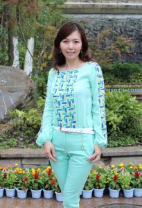 出水芙蓉般的美妇清新装扮游古镇