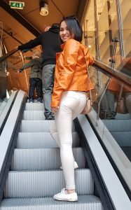 跟妻子美雅逛商场拍她的紧身白裤圆臀