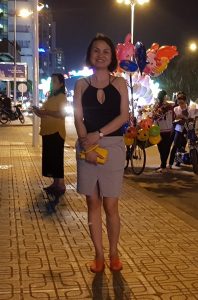 人妻美雅的上衣胸前开口露沟