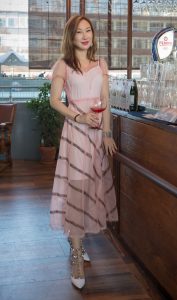 微醉的美女优优简直太漂亮了，浓郁的荷尔蒙让人抓狂