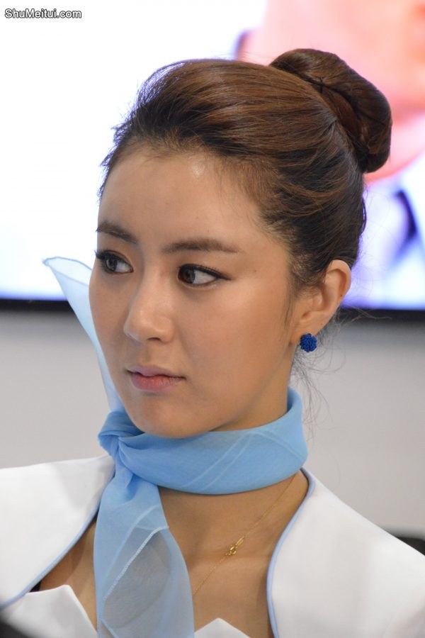 展会上性感工作人员，这魔鬼身材堪比模特了[第2张/共4张]