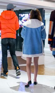 这个男的把这个小妹妹哄得花枝招展的，可恶我嫉妒了