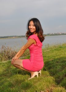 高挑的长发美女拍摄媳妇车模照片