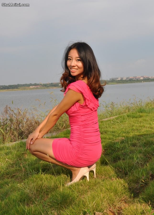 高挑的长发美女拍摄媳妇车模照片[第3张/共7张]