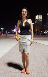 人妻美雅的上衣胸前开口露沟