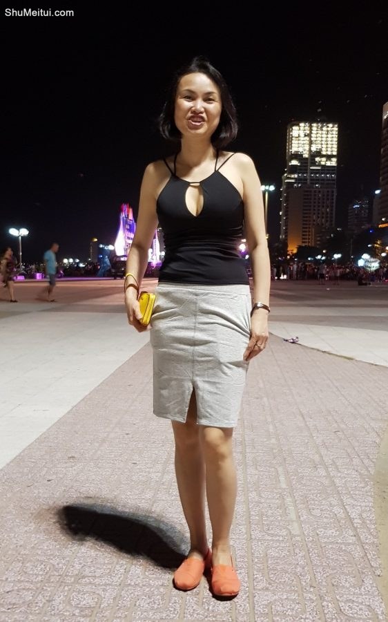 人妻美雅的上衣胸前开口露沟[第2张/共10张]