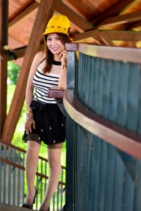 穿肉丝袜的翠嫂美腿吸引摄影师拍了超多照片