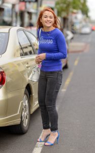 偶遇邻居美丽熟妇，大姐被拍的不好意思了