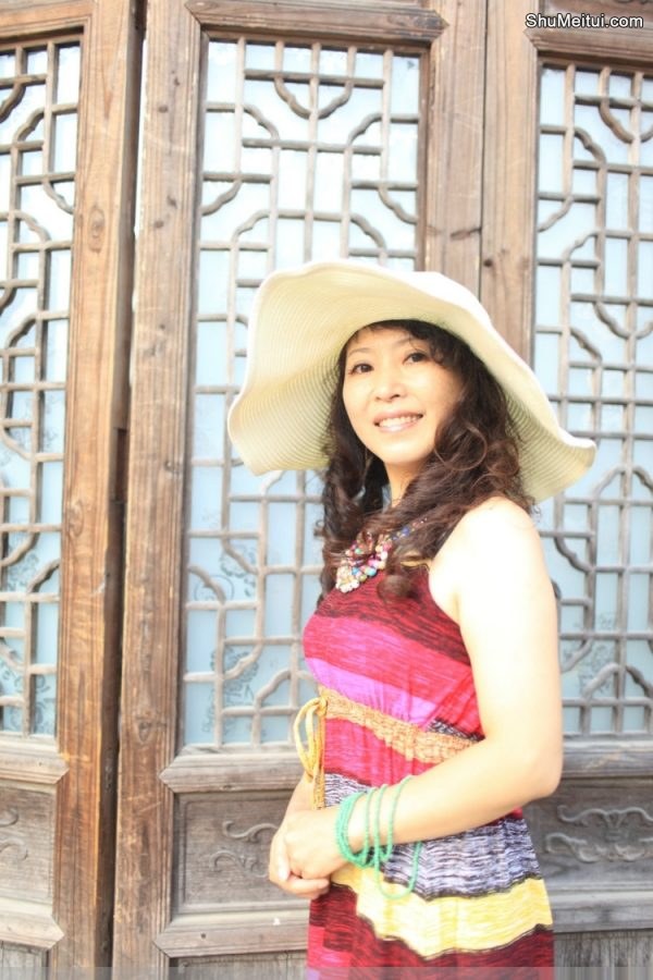 心情很好的性感阿姨在向日葵地里拍照片[第3张/共15张]