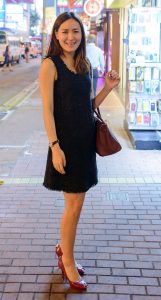 他乡遇故知的俩美女，看起来是相当兴奋呀