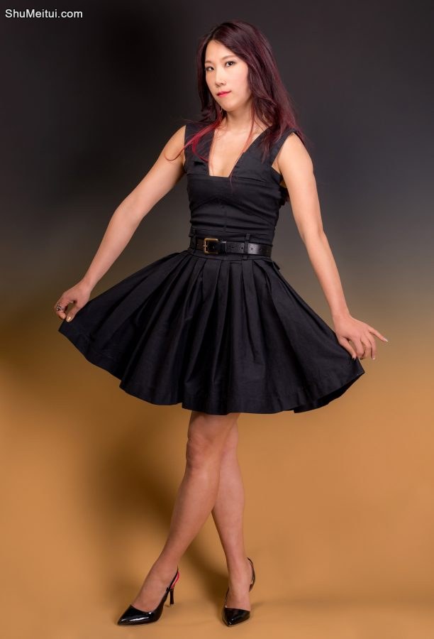 活力四射的熟妇辛迪，影棚内穿细高跟鞋拍写真[第6张/共19张]