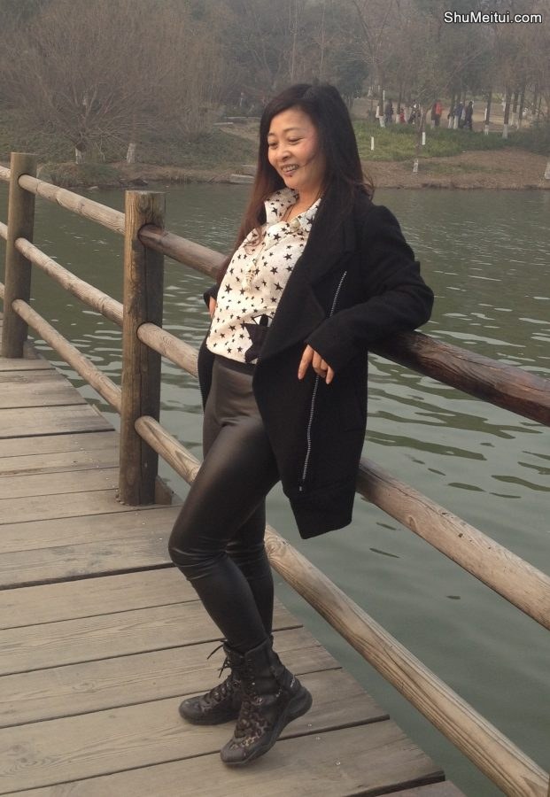 丰满的兰月姐穿紧身皮裤在湖边拍照[第26张/共33张]