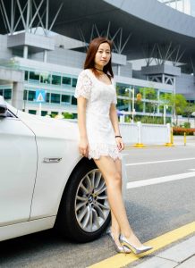 宝马年轻美妇小柯当车模来喽，不差钱就图上个镜